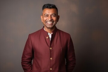 Obraz premium Medium shot portrait of an Indian man in his 40s in a minimalist background