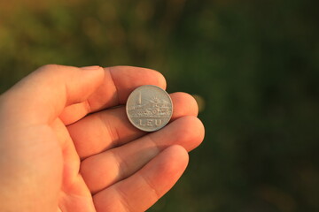 Coin one leu in hand