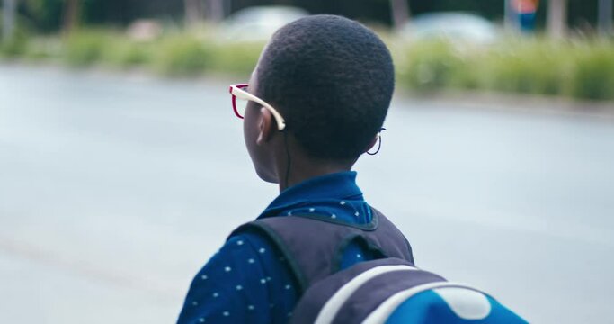 Jeune gar&ccedil;on qui part &agrave; l'&eacute;cole