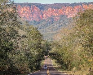 Carro passando na Serra de maracaju, em Aquidauana,  Mato grosso do Sul