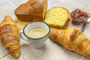 une table dressée pour le petit déjeuner	