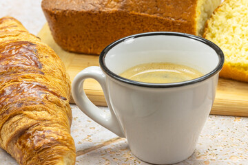 une table dressée pour le petit déjeuner	