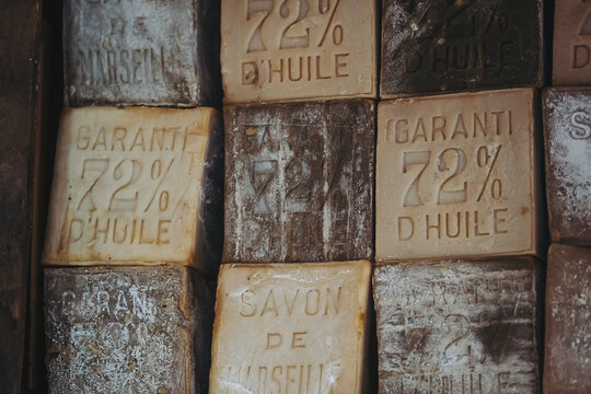 Cubes de savons naturels bio aux diff&eacute;rents parfums - Arri&egrave;re-plan aux couleurs vives