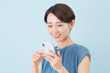 スマホを持つ女性