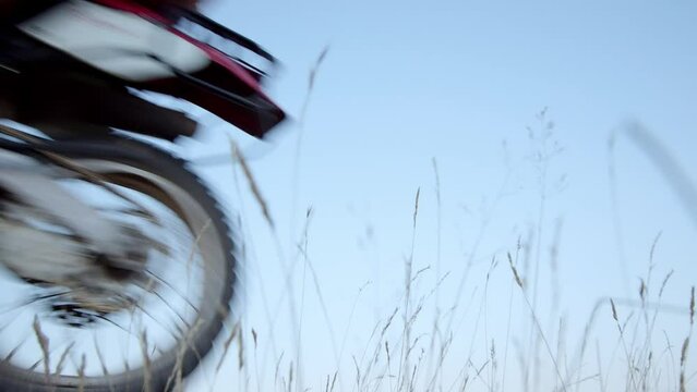 The concept of freedom and adventure is vividly brought to life in this video. The audacious leap represents not only a physical accomplishment but also a metaphor for life's relentless pursuit of the