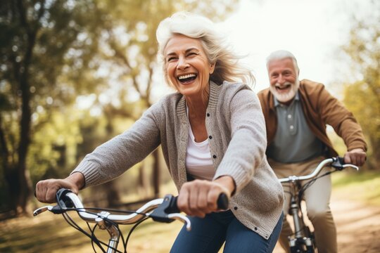 &Auml;lteres Ehepaar auf Fahrradtour im Herbst. Gl&uuml;ckliches Paar beim Ausflug mit dem Fahrrad.
