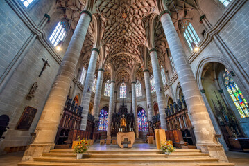 Innenansicht des Heilig-Kreuz-Münster in Schwäbisch Gmünd mit seinem Netzgewölbe, Säulen, Altar und Kirchenfenstern - obrazy, fototapety, plakaty