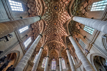 Innenansicht des Heilig-Kreuz-Münster in Schwäbisch Gmünd mit seinem Netzgewölbe, Säulen und Kirchenfenstern