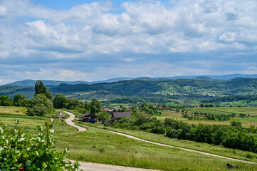 Fototapeta na wymiar Typische Landschaft mit Weitblick im Kreis Oradea, Crisana, mit Berge, Straßen und blauem Himmel im Sommer