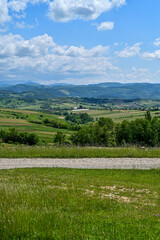 Fototapeta na wymiar Typische Landschaft mit Weitblick im Kreis Oradea, Crisana, mit Berge, Straßen und blauem Himmel im Sommer