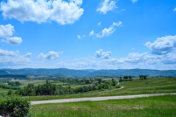 Typische Landschaft mit Weitblick im Kreis Oradea, Crisana, mit Berge, Straßen und blauem Himmel...