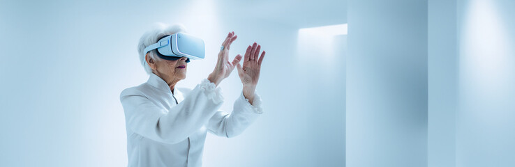 Ältere Frau und 3d Virtuell VR Brille für Meta World mit Hände Berührung in weiß in Querformat für Banner, ai generativ