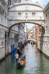 Fototapeta na wymiar Gondola sailing below the Bridge of Sighs in Venice