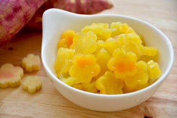 candied topping on dessert in little bow