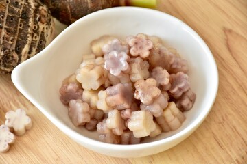 candied topping on dessert in little bow