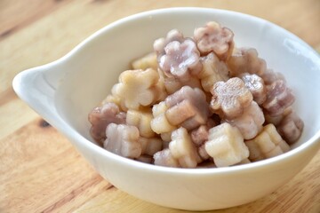 candied topping on dessert in little bow