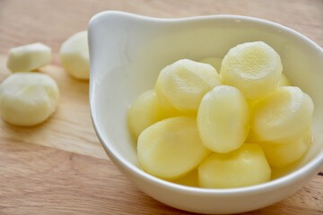 candied topping on dessert in little bow