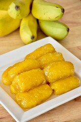 candied topping on dessert in little bow