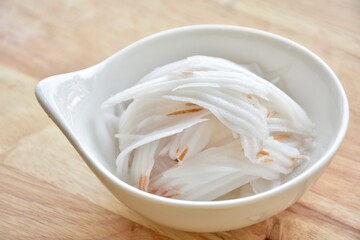 candied topping on dessert in little bow