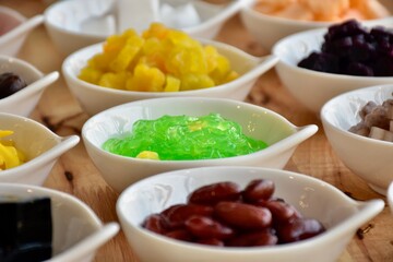 candied topping on dessert in little bow