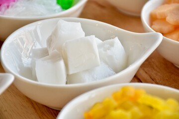 candied topping on dessert in little bow
