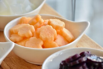 candied topping on dessert in little bow