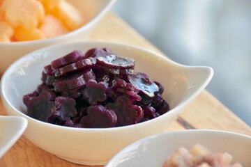 candied topping on dessert in little bow