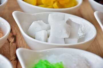 candied topping on dessert in little bow