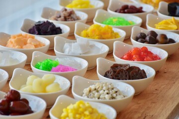 candied topping on dessert in little bow