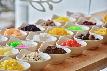 candied topping on dessert in little bow