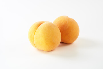 黄桃（黄金桃）の実を白背景で