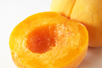 黄桃（黄金桃）の実を白背景で