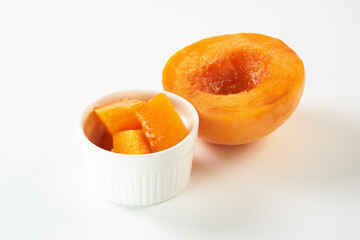 黄桃（黄金桃）の実を白背景で