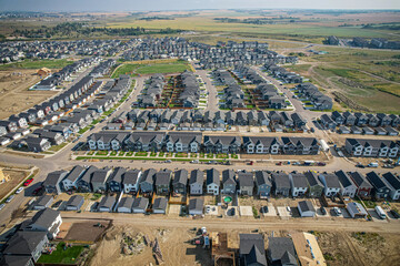 Obraz premium Skyward Gaze Over Rosewood, Saskatoon, Saskatchewan