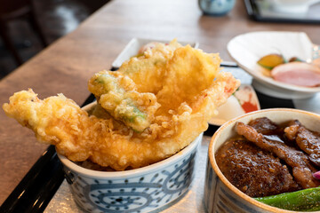 とても大きな海老天がのった天丼