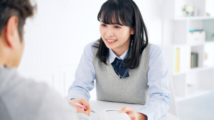 勉強を教えてもらう女子学生　個別指導