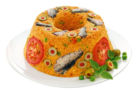 prato com receita brasileira de cuscuz paulista de sardinha e legumes isolado em fundo transparente - tradicional cuscuz paulista