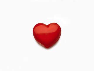 Fototapeta premium Un corazón rojo sobre un fondo blanco liso y aislado. Vista superior y de cerca. Copy space. IA Generativa