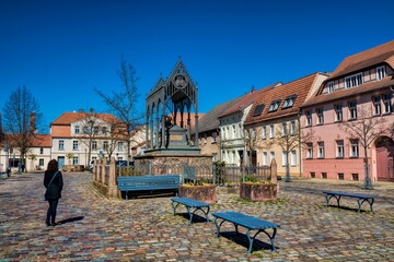 gransee, deutschland - marktplatz mit denkmal für königin luise © ArTo