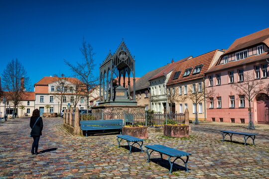 gransee, deutschland - marktplatz mit denkmal f&uuml;r k&ouml;nigin luise