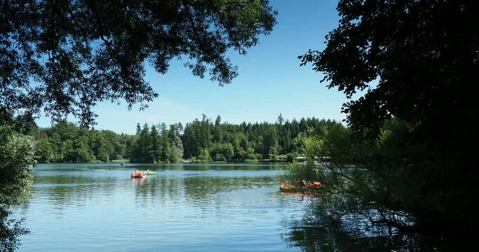 Am Bergsee. N&ouml;rdlich oberhalb von Bad S&auml;ckingen im S&uuml;dschwarzwald. Die wildromantische Atmosph&auml;re dieser Umgebung. Ein kleines Restaurant, Tretboote und in der N&auml;he ein Wildgehege.
