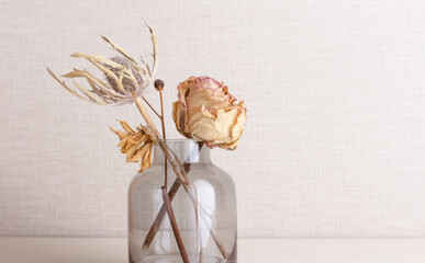 Decorate the room with a clear vase filled with dried orange roses, elindium, etc.