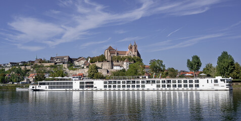 View across river Rhine to the Münsterberg hill with St. Stephansmünster cathedral, Breisach am...
