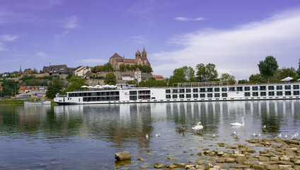 Fototapeta premium View across river Rhine to the Münsterberg hill with St. Stephansmünster cathedral, Breisach am Rhein, Kaiserstuhl, Breisgau, Black Forest, Baden-Wuerttemberg, Germany