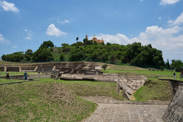 Fototapeta na wymiar Piramide y Santuario de Nuestra Señora de los Remedios en la Piramide de Cholula Puebla México