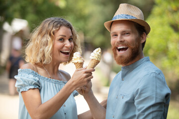 Fototapeta premium happy couple having date and eating ice cream