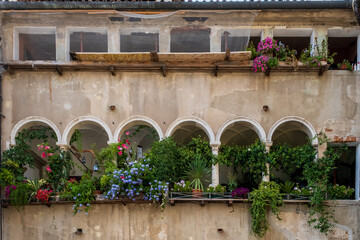 Begrünte Balkone gegen die Hitze. Italien und mediterane Pflanzen am Balkon. Schöne Balkonpflanzen.