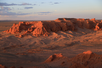 The rock formations of Bayanzag flaming cliff at sunset, Mongolia © Stefano