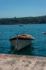 Fototapeta na wymiar panorama of lake garda, shot from riva di garda from Salò port