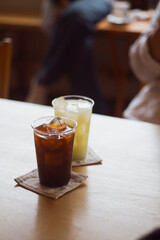  Iced Coffee and Iced Green Tea Unite, a Refreshing Duo.